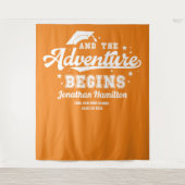 Het avontuur begint oranje afstudeerbackdrop wandkleed (Voorkant)