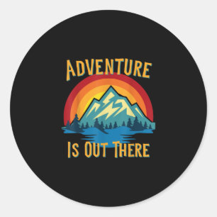 Het avontuur is in de Retro Sunset Mountains Ronde Sticker