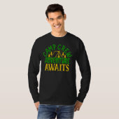 Het avontuur roept de Camp Creping Camping Camping T-shirt (Voorkant volledig)