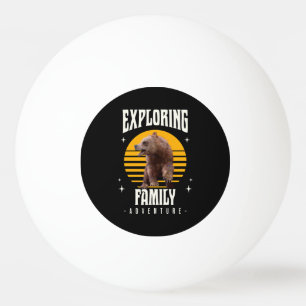 Het avontuur van de gezinsbeer op vakantie in vint pingpongbal