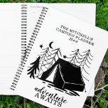 Het avontuur wacht de Wieg Aangepaste Camping van  Planner<br><div class="desc">Adventure Awaits - gepersonaliseerde camping planner - ideaal voor een kampeerwagen of een wandelaar om reizen te plannen of te gebruiken voor de universiteit van de huisschool, enz. Het ontwerp heeft een doedeltekening van een boskamp onder de sterren met tenten- en pijnbomen. De sjabloon is opstelling voor u om uw...</div>