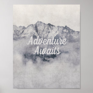 Het avontuur wacht Natuur Misty Mountain Quote Poster