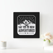 Het avontuur wacht  Zwarte en Witte Citaat Vierkante Klok (Huis)