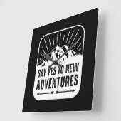 Het avontuur wacht  Zwarte en Witte Citaat Vierkante Klok (Hoek)