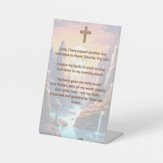 Het bedtijdgebed van een kind op een voetstuk reclamebord met voetstuk