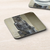 Het beeld van de leeuwengodin Sekhmet van de Drankjes Onderzetter (Linkerzijde)