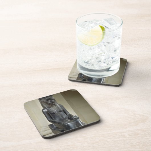 Het beeld van de leeuwengodin Sekhmet van de Drankjes Onderzetter (Rechterzijde)