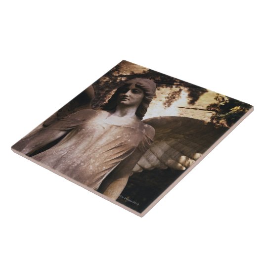 Het beeld van een engel in een begraafplaats tegeltje (Zijkant)