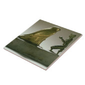 Het beeld van koning Taharqa dat de valk-god aanbi Tegeltje (Zijkant)