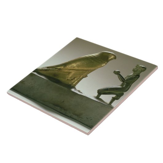 Het beeld van koning Taharqa dat de valk-god aanbi Tegeltje (Zijkant)