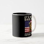 Het beer is geen vader, maar een vader. tweekleurige koffiemok (Voorkant rechts)