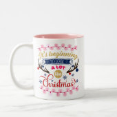 Het begint een beetje als kerstroze te lijken tweekleurige koffiemok (Links)