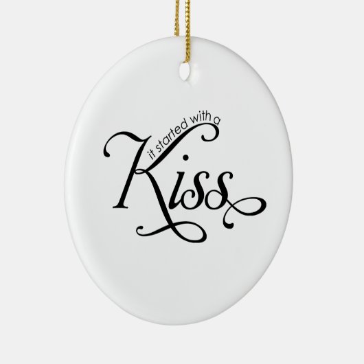 Het begon met een kus kerstversiering keramisch ornament (Rechts)
