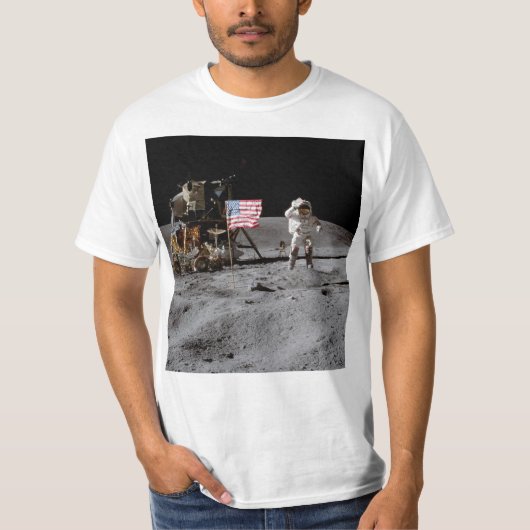 Het begroeten van de Amerikaanse vlag op de maan T-shirt (Voorkant)