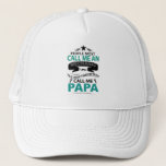 Het belangrijkste noem me Papa Trucker Pet<br><div class="desc">Ben je op zoek naar een aardig T Shirt? Kies een van deze unieke T-Shirten voor jezelf of als een speciaal cadeau voor familie en vrienden.</div>