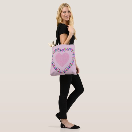Het bereiken van liefde tote bag (Op model)