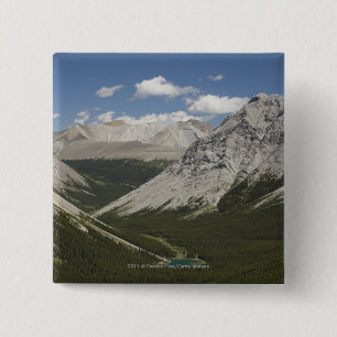 Het bergmeer in een vallei met een blauwe hemel vierkante button 5,1 cm