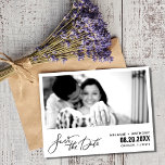 Het Berichten van het Manuscript van Elegant spare Aankondigingskaart<br><div class="desc">Onze Elegante Script Photo Wedding Save the Date Briefkaart is een stijlvolle manier om uw speciale dag met een vleugje verfijning aan te kondigen. De voorkant van het briefkaart heeft een prachtig scriptlettertype met de aankondiging "Save the Date" en uw favoriete verloving foto staat centraal en straalt warmte en blijdschap...</div>