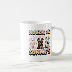 Het bezorgen van de schattigste konijnen bevalling koffiemok