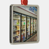 Het biergedeelte van een kruidenierswinkel. 2 metalen ornament (Rechts)