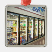 Het biergedeelte van een kruidenierswinkel. 2 metalen ornament (Voorkant)