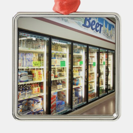 Het biergedeelte van een kruidenierswinkel. 2 metalen ornament (Voorkant)