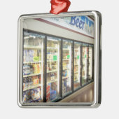 Het biergedeelte van een kruidenierswinkel. 2 metalen ornament (Links)