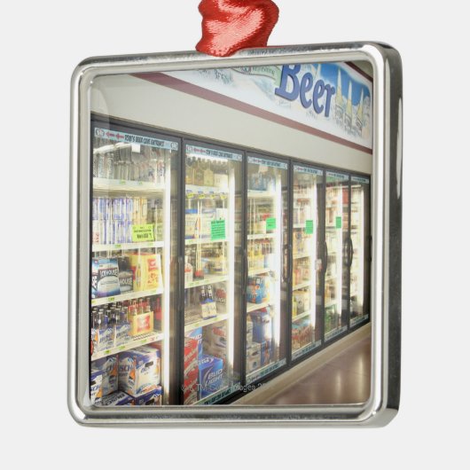 Het biergedeelte van een kruidenierswinkel. 2 metalen ornament (Links)