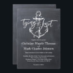 Het binden van de knoop anker krijtbord bruiloft kaart<br><div class="desc">Deze rustieke bruiloft uitnodiging met een zwarte krijtbordachtergrond met een schetsanker en de woorden "binding the knot". Bruiden op zoek naar een rustiek bruiloft thema,  krijtbord thema of nautische thema zal genieten van deze look.</div>