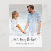 Het binden van de knoop die sparen de Datum Foto Briefkaart (Voorkant)