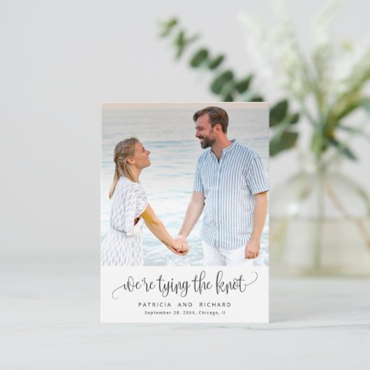 Het binden van de knoop die sparen de Datum Foto Briefkaart (Staand voorkant)