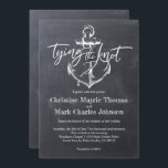 Het binden van de Knot Anchor Chalkboard Wedding Kaart<br><div class="desc">Deze trouwe trouwuitnodiging met een zwarte achtergrond met een schetsanker en de woorden "het binden van de knoop". Briden die op zoek zijn naar een bijbels trouwthema,  een krijtbordthema of een nautisch thema,  zullen van deze look houden.</div>