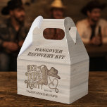 Het binden van de Knot Hangover Recover Kit Bachel Bedankdoosjes<br><div class="desc">Deze leuke gunstboxen zijn perfect voor je vrijgezellenfeest. Ze zijn voorzien van een rustiek western ontwerp met een verweerde houten achtergrond en houtsnede woordkunst met de tekst "He's Tying the Knot!" Er is een cowboylaars, cowboy-pet en een lassotouw dat een hartvorm vormt. De titel luidt: "Hangover Recovery Kit" en er...</div>