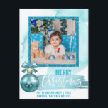 Het Blauw van de waterverf schittert Kerstmis van Briefkaart<br><div class="desc">De mooie moderne gepersonaliseerde turkooise blauwe Vrolijke briefkaarten van Kerstmis.  De achtergrond van de waterverf met de borstelslag van de faux blauwe folie met groot ornament.  De rug heeft faux blauw turkoois schitteren.  Personaliseer door familienamen,  datum,  tekstbericht en uw FOTO/afbeelding toe te voegen.</div>