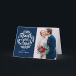 Het blauwe | het Van letters voorzien Huwelijk van Bedankkaart<br><div class="desc">Geef bedankt aan uw familie en de vrienden met dit rustieke fotohuwelijk danken u kaarden het kenmerken van het witte hand van letters voorzien op marineblauwe achtergrond. Pas dit aan danken u kaarden door uw eigen foto en details toe te voegen. Perfectioneer voor huwelijken,  afstuderen en gelijkaardige gebeurtenissen.</div>