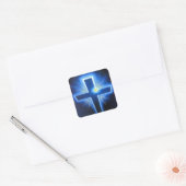Het blauwe kruis met achtergrondverlichting. vierkante sticker (Envelop)