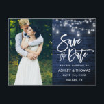 Het blauwe Manuscript van de Borstel van de Rood v Briefkaart<br><div class="desc">Het moderne Manuscript van de Borstel,  Rustic Blauw Hout,  de Lichten van het Koord met Mason Jars,  sparen het Briefkaart van de Foto van het Verloving van de Datum</div>