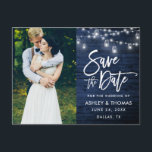 Het blauwe Manuscript van de Borstel van de Rood v Briefkaart<br><div class="desc">Het moderne Manuscript van de Borstel,  Rustic Blauw Hout,  de Lichten van het Koord met Mason Jars,  sparen het Briefkaart van de Foto van het Verloving van de Datum</div>