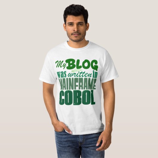 Het blog is gecodeerd in COBOL – Retro Mainframe O T-shirt (Voorkant volledig)