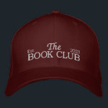 Het boek club Pet<br><div class="desc">Maak je boekenachtige look compleet met "The Book Club" Pet! Dit stijlvolle en veelzijdige pet is het ideale accessoire voor elke boekenliefhebber en voegt een vleugje literaire charme toe aan uw dagelijkse outfits. Ontworpen met "The Book Club" geborduurd op de voorkant, toont ons pet trots uw liefde voor lezen en...</div>