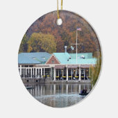 Het botenhuis in het Park, de Foto van de Herfst Keramisch Ornament (Links)