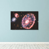 Het Cartwheel-sterrenstelsel en de bijbehorende st Canvas Afdruk (Insitu (Houten vloer))