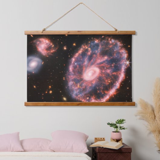 Het Cartwheel-sterrenstelsel en de bijbehorende st Hangend Wandkleed (Slaapkamer)