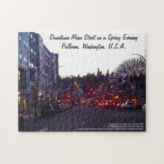 Het centrum van de hoofdstraat op een lentevende,  legpuzzel