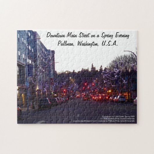 Het centrum van de hoofdstraat op een lentevende,  legpuzzel (Horizontaal)