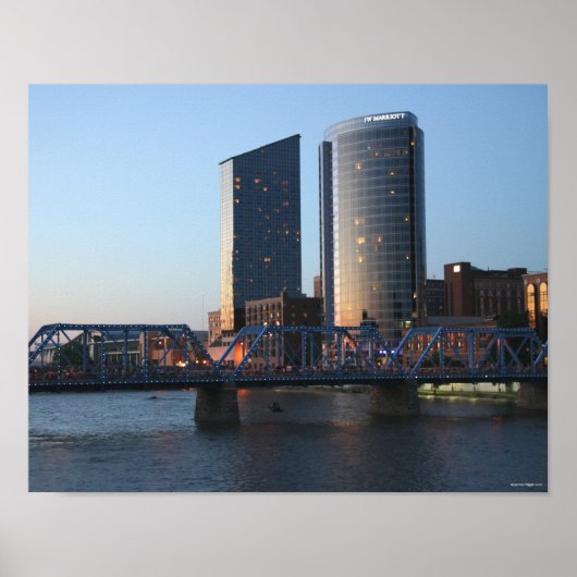 Het centrum van Grand Rapids in Dusk Poster (Voorkant)