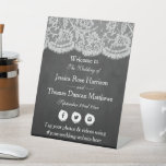 Het Chalkboard & Lace bruiloft Collectie Welkom Reclamebord Met Voetstuk<br><div class="desc">Vier in stijl met dit elegante en zeer trendy bruiloft welkomstbord. Het ontwerp is gemakkelijk te personaliseren met uw eigen formulering en uw familie en vrienden zullen blij zijn wanneer ze deze fantastische bewegwijzering zien. Overeenkomende objecten vindt u in de collectie.</div>
