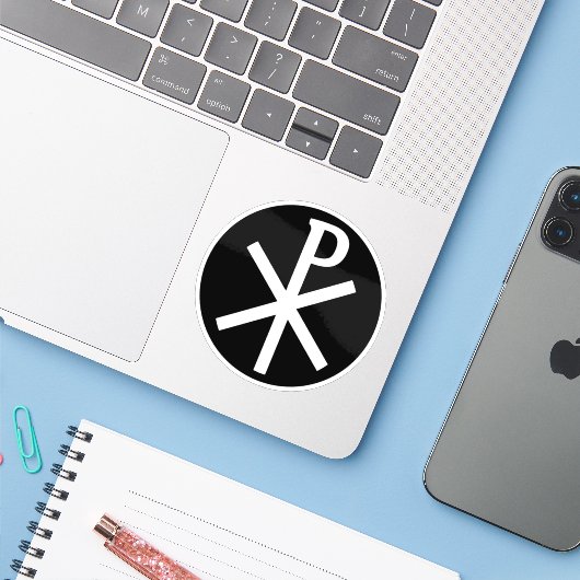 Het Chi-Rho kruis (wit op zwart) Sticker (Laptop met iPhone)