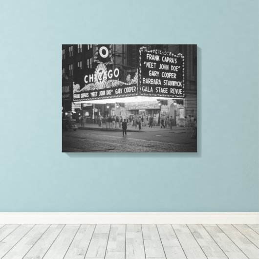 Het Chicago Theater bij nacht, 1941 Canvas Afdruk (Insitu (Houten vloer))