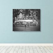 Het Chicago Theater 's nachts, 1941 Canvas Afdruk (Insitu (Houten vloer))